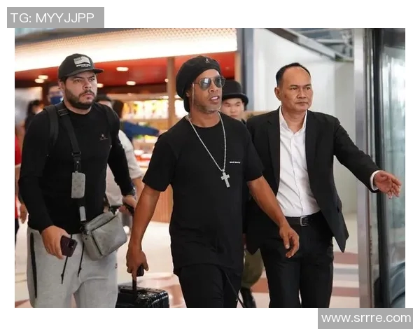 巴西足球明星在街头与球迷互动展现技艺引发热潮